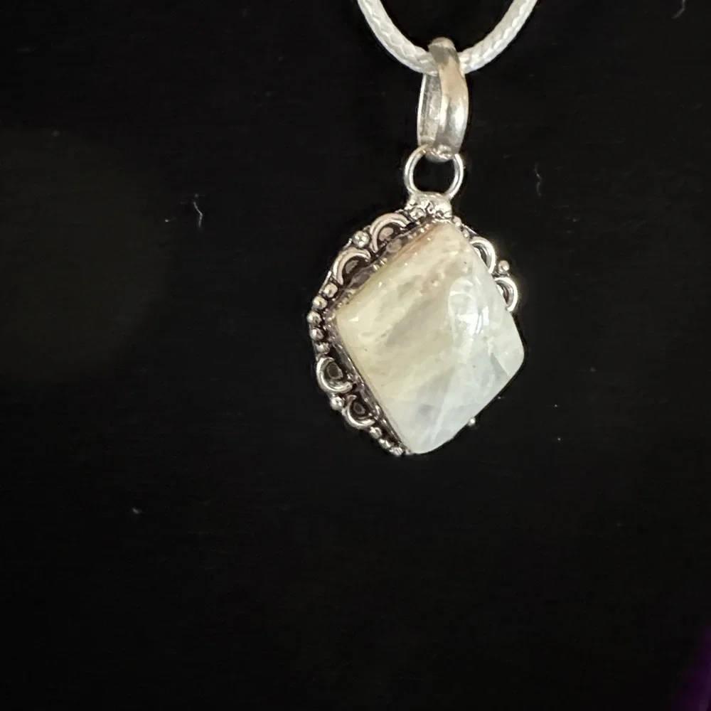 Elegant Natural Stone Pendant Necklace - Picture 5 of 11
